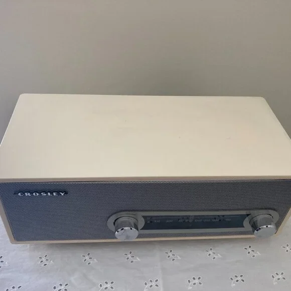Crosley Ranchero Retro Style AM/FM Radio - Picture 4 of 8